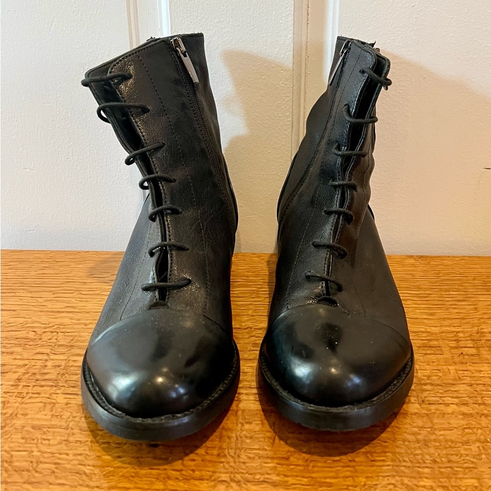 La Canadienne Black Lace-Up Ankle Boots